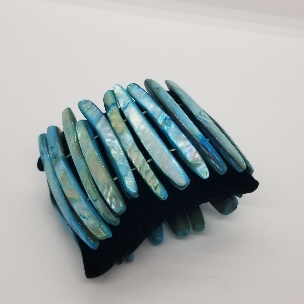 light blue dyed shell stretch bracelet